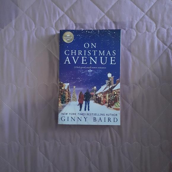 📚🎨 3/$15 *NEW* On Christmas Avenue Book - Picture 1 of 2